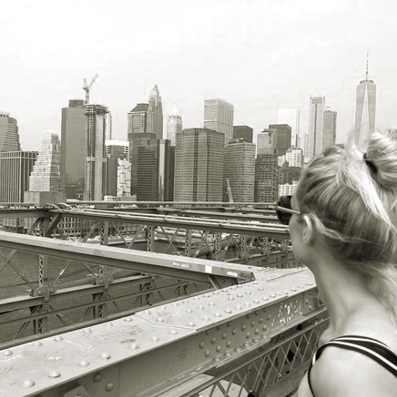 La belle Elodie Gossuin à New York pour fêter ses 12 ans de mariage avec Bertrand Lacherie, juillet 2018.