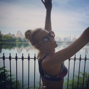 Elodie Gossuin, divine, à New York pour fêter ses 12 ans de mariage avec Bertrand Lacherie, juillet 2018.