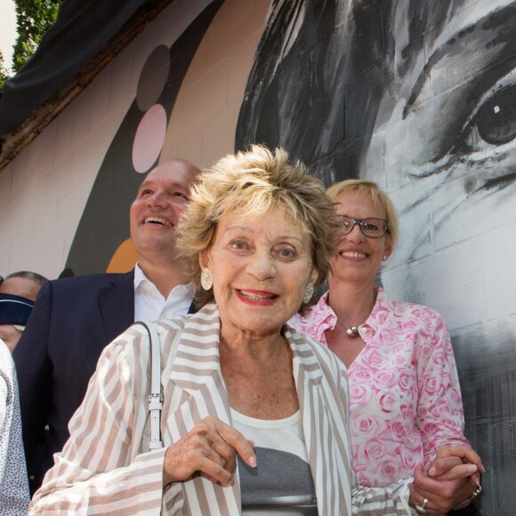 Semi-exclusif - Bruxelles rend hommage à Annie Cordy, acclamée comme une rock star, par les bruxellois. Un hommage pour ses 90 ans, une fresque à son effigie et l'inauguration d'un parc à son nom, dans la commune de Laeken où la chanteuse et comédienne a grandi. Annie Cordy a notamment retrouvé 3 copines de classe. Belgique, Bruxelles, 8 juillet 2018. ALAIN ROLLAND/ IMAGEBUZZ/ BESTIMAGE