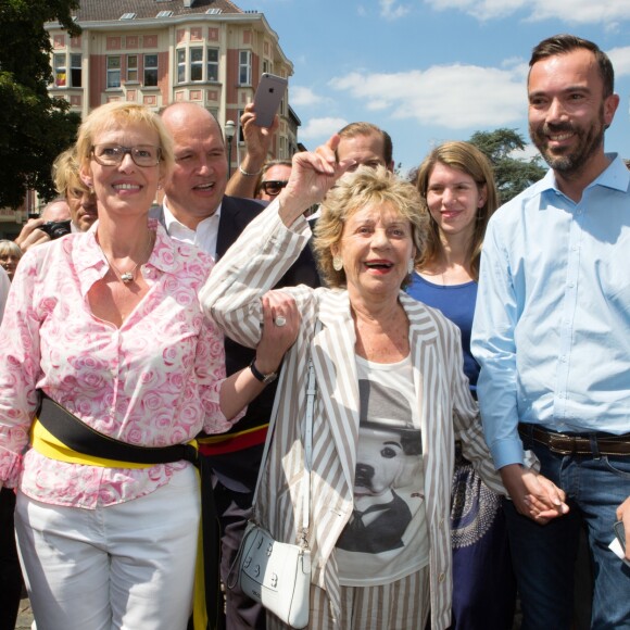 Semi-exclusif - Bruxelles rend hommage à Annie Cordy, acclamée comme une rock star, par les bruxellois. Un hommage pour ses 90 ans, une fresque à son effigie et l'inauguration d'un parc à son nom, dans la commune de Laeken où la chanteuse et comédienne a grandi. Annie Cordy a notamment retrouvé 3 copines de classe. Belgique, Bruxelles, 8 juillet 2018. ALAIN ROLLAND/ IMAGEBUZZ/ BESTIMAGE