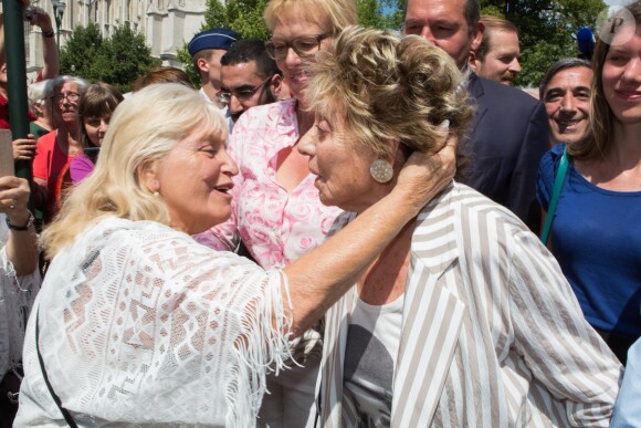 Semi-exclusif - Bruxelles rend hommage à Annie Cordy, acclamée comme une rock star, par les bruxellois. Un hommage pour ses 90 ans, une fresque à son effigie et l'inauguration d'un parc à son nom, dans la commune de Laeken où la chanteuse et comédienne a grandi. Annie Cordy a notamment retrouvé 3 copines de classe. Belgique, Bruxelles, 8 juillet 2018. ALAIN ROLLAND/ IMAGEBUZZ/ BESTIMAGE