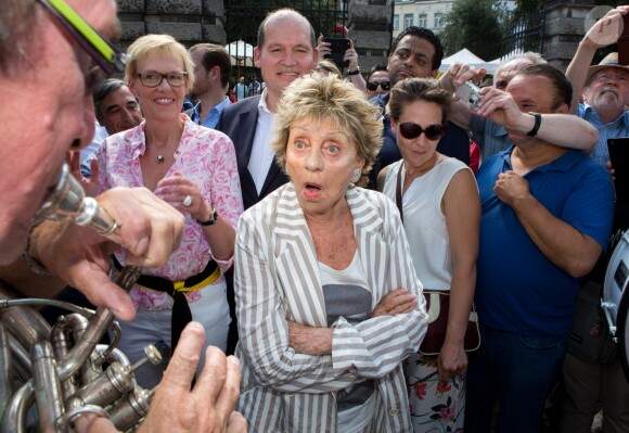 Semi-exclusif - Bruxelles rend hommage à Annie Cordy, acclamée comme une rock star, par les bruxellois. Un hommage pour ses 90 ans, une fresque à son effigie et l'inauguration d'un parc à son nom, dans la commune de Laeken où la chanteuse et comédienne a grandi. Annie Cordy a notamment retrouvé 3 copines de classe. Belgique, Bruxelles, 8 juillet 2018. ALAIN ROLLAND/ IMAGEBUZZ/ BESTIMAGE