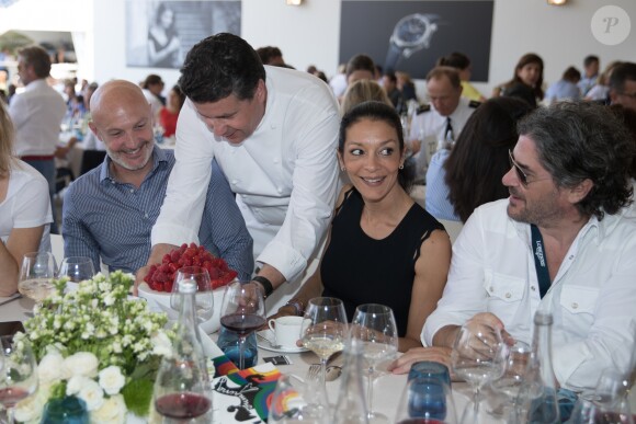 Exclusif - Le chef Frédéric Vardon a fait un dessert spécial pour célébrer l'anniversaire de mariage de Franck Leboeuf et sa femme Chrislaure qui se sont unis en juillet 2013. Longines Paris Eiffel Jumping au Champ de Mars à Paris le 6 juillet 2018. © Borde / Veeren / Bestimage