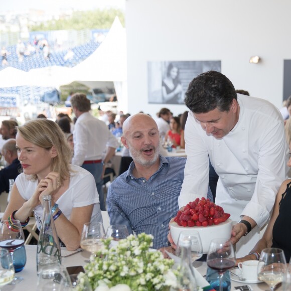 Exclusif - Le chef Frédéric Vardon a fait un dessert spécial pour célébrer l'anniversaire de mariage de Franck Leboeuf et sa femme Chrislaure qui se sont unis en juillet 2013. Longines Paris Eiffel Jumping au Champ de Mars à Paris le 6 juillet 2018. © Borde / Veeren / Bestimage
