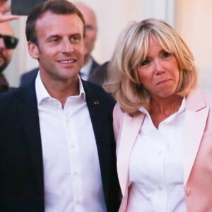 Le président de la République Emmanuel Macron et sa femme la première Dame Brigitte Macron (veste Altuzarra) - Pour la première fois dans l'histoire du palais présidentiel, le président de la République française et sa femme la Première Dame ont ouvert au grand public les portes du palais de l'Élysée pour la Fête de la musique à Paris, France, le 21 juin 2018. Le couple présidentiel a accueilli des artistes de la scène électro française. Sur les platines installées en haut des marches du perron du palais de l'Elysée où le chef de l'État accueille généralement ses homologues étrangers. Les DJs venus mixer Chloé, Cezaire, Kiddy Smile, avant Kavinsky et Busy P, stars de cette "French Touch". © Hamilton/Pool/Bestimage