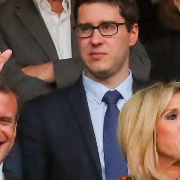 Le président de la République française Emmanuel Macron, sa femme la Première dame Brigitte Macron, Benjamin Griveaux, Secrétaire d'État auprès du Premier ministre, porte-parole du Gouvernement - Célébrités lors de la finale de la Coupe de France opposant le club de Vendée les Herbiers Football (VHF) au Club du Paris Saint-Germain au Stade de France à Saint-Denis, Seine Saint-Denis, France, le 9 mai 2018. Le PSG a gagné 2-0.