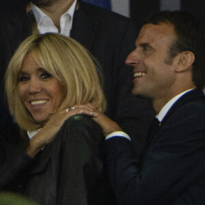 Brigitte et Emmanuel Macron au concert de Mika après la finale du Top 14 français entre Montpellier et Castres au Stade de France à Paris, le 2 juin 2018. Le couple présidentiel est ensuite allé féliciter Mika dans les loges. © Pierre Perusseau/Bestimage