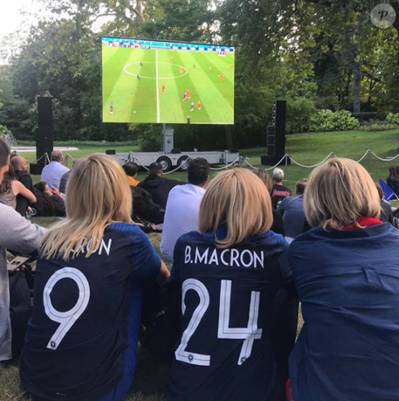 Brigitte Macron regardant la demi-finale de la Coupe du monde opposant la France à la Belgique (1-0) dans les jardins de l'Elysée le 10 juillet 2018