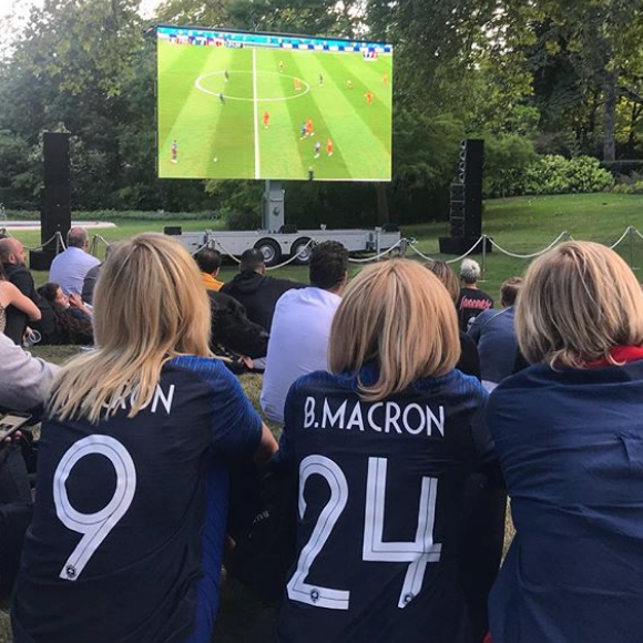 Brigitte Macron regardant la demi-finale de la Coupe du monde opposant la France à la Belgique (1-0) dans les jardins de l'Elysée le 10 juillet 2018