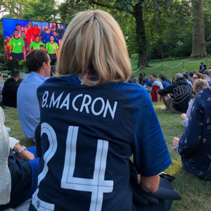 Brigitte Macron regardant la demi-finale de la Coupe du monde opposant la France à la Belgique (1-0) dans les jardins de l'Elysée le 10 juillet 2018