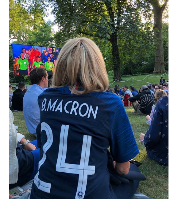 Brigitte Macron regardant la demi-finale de la Coupe du monde opposant la France à la Belgique (1-0) dans les jardins de l'Elysée le 10 juillet 2018