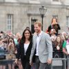 Le prince Harry, duc de Sussex et sa femme Meghan Markle, duchesse de Sussex saluent la foule lors de leur visite au collège de la trinité à Dublin le 11 juillet 2018