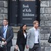 Le prince Harry, duc de Sussex et sa femme Meghan Markle, duchesse de Sussex saluent la foule lors de leur visite au collège de la trinité à Dublin le 11 juillet 2018