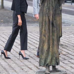 Le prince Harry, duc de Sussex et sa femme Meghan Markle, duchesse de Sussex visitent le mémorial pour la famine à Dublin le 11 juillet 2018