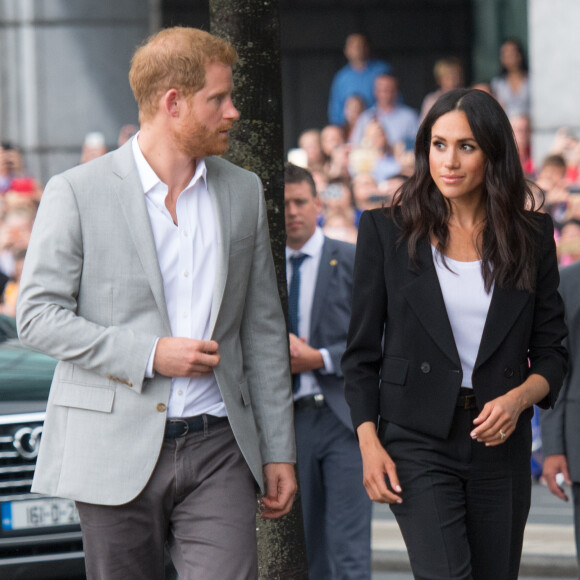 Le prince Harry, duc de Sussex et sa femme Meghan Markle, duchesse de Sussex visitent le mémorial pour la famine à Dublin le 11 juillet 2018