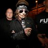 Johnny Depp avec tatouage modifié (SCUM est devenu SCAM) devant l'Hotel Eden, Rome, le 9 juillet 2018.