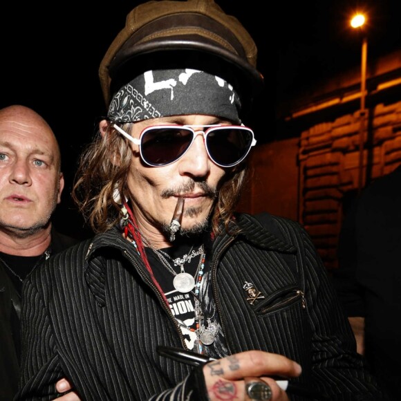 Johnny Depp avec tatouage modifié (SCUM est devenu SCAM) devant l'Hotel Eden, Rome, le 9 juillet 2018.