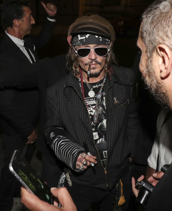 Johnny Depp avec tatouage modifié (SCUM est devenu SCAM) devant l'Hotel Eden, Rome, le 9 juillet 2018.