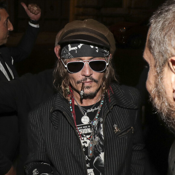 Johnny Depp avec tatouage modifié (SCUM est devenu SCAM) devant l'Hotel Eden, Rome, le 9 juillet 2018.