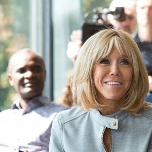 La Premiere Dame, Brigitte Macron lors de la visite des conjoints des chefs d'Etats, au Musée de l'Afrique à Bruxelles en marge du sommet de l'OTAN. Brigitte Macron et les épouses assistent à un concert. Séduite par les chanteurs, Brigitte Macron demande de les inviter à l'Elysée! Brigitte Macron s'est même prêtée à une photo souvenir avec la presse. Belgique, Bruxelles, 12 juillet 2018.