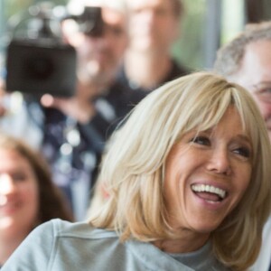 La Premiere Dame, Brigitte Macron lors de la visite des conjoints des chefs d'Etats, au Musée de l'Afrique à Bruxelles en marge du sommet de l'OTAN. Brigitte Macron et les épouses assistent à un concert. Séduite par les chanteurs, Brigitte Macron demande de les inviter à l'Elysée! Brigitte Macron s'est même prêtée à une photo souvenir avec la presse. Belgique, Bruxelles, 12 juillet 2018.