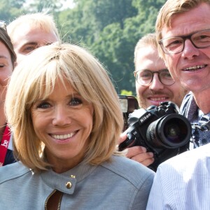 La Premiere Dame, Brigitte Macron lors de la visite des conjoints des chefs d'Etats, au Musée de l'Afrique à Bruxelles en marge du sommet de l'OTAN. Brigitte Macron et les épouses assistent à un concert. Séduite par les chanteurs, Brigitte Macron demande de les inviter à l'Elysée! Brigitte Macron s'est même prêtée à une photo souvenir avec la presse. Belgique, Bruxelles, 12 juillet 2018.