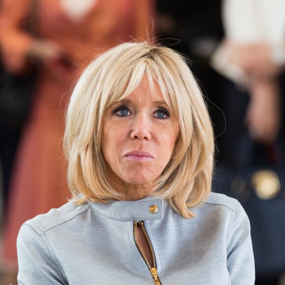 La Premiere Dame, Brigitte Macron lors de la visite des conjoints des chefs d'Etats, au Musée de l'Afrique à Bruxelles en marge du sommet de l'OTAN. Brigitte Macron et les épouses assistent à un concert. Séduite par les chanteurs, Brigitte Macron demande de les inviter à l'Elysée! Brigitte Macron s'est même prêtée à une photo souvenir avec la presse. Belgique, Bruxelles, 12 juillet 2018.