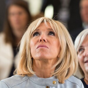 La Premiere Dame, Brigitte Macron lors de la visite des conjoints des chefs d'Etats, au Musée de l'Afrique à Bruxelles en marge du sommet de l'OTAN. Brigitte Macron et les épouses assistent à un concert. Séduite par les chanteurs, Brigitte Macron demande de les inviter à l'Elysée! Brigitte Macron s'est même prêtée à une photo souvenir avec la presse. Belgique, Bruxelles, 12 juillet 2018.