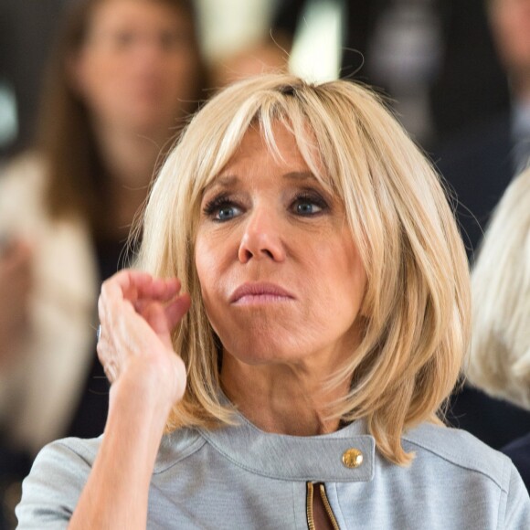 La Premiere Dame, Brigitte Macron lors de la visite des conjoints des chefs d'Etats, au Musée de l'Afrique à Bruxelles en marge du sommet de l'OTAN. Brigitte Macron et les épouses assistent à un concert. Séduite par les chanteurs, Brigitte Macron demande de les inviter à l'Elysée! Brigitte Macron s'est même prêtée à une photo souvenir avec la presse. Belgique, Bruxelles, 12 juillet 2018.