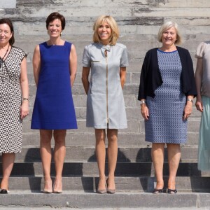 Mojca Stropnik, la femme du premier ministre Slovène, Emine Gulbaran Erdogan, La compagne de Stoltenberg Ingrid Schulerud, la compagne de Charles Michel Amelie Derbaudrenghien, la première dame Brigitte Macron, la femme du premier ministre Suédois Ulla Lofven et la femme du premier ministre Estonien Karin Ratas, enceinte - La Premiere Dame, Brigitte Macron lors de la visite des conjoints des chefs d'Etats, au Musée de l'Afrique à Bruxelles en marge du sommet de l'OTAN. Brigitte Macron et les épouses assistent à un concert. Séduite par les chanteurs, Brigitte Macron demande de les inviter à l'Elysée! Brigitte Macron s'est même prêtée à une photo souvenir avec la presse. Belgique, Bruxelles, 12 juillet 2018.