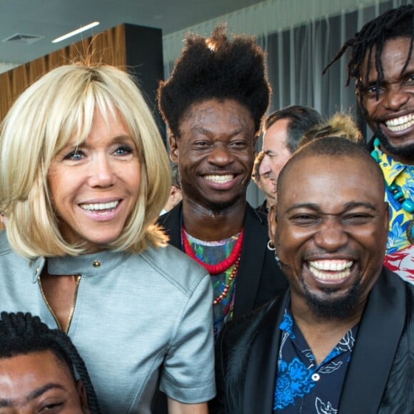 La Premiere Dame, Brigitte Macron lors de la visite des conjoints des chefs d'Etats, au Musée de l'Afrique à Bruxelles en marge du sommet de l'OTAN. Brigitte Macron et les épouses assistent à un concert. Séduite par les chanteurs, Brigitte Macron demande de les inviter à l'Elysée! Brigitte Macron s'est même prêtée à une photo souvenir avec la presse. Belgique, Bruxelles, 12 juillet 2018.