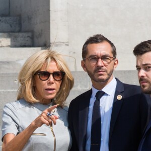 La Premiere Dame, Brigitte Macron lors de la visite des conjoints des chefs d'Etats, au Musée de l'Afrique à Bruxelles en marge du sommet de l'OTAN. Brigitte Macron - accompagnée de son directeur de cabinet Pierre-Olivier Costa et son chef de cabinet Tristan Bromet - et les épouses assistent à un concert. Séduite par les chanteurs, Brigitte Macron demande de les inviter à l'Elysée! Brigitte Macron s'est même prêtée à une photo souvenir avec la presse. Belgique, Bruxelles, 12 juillet 2018.