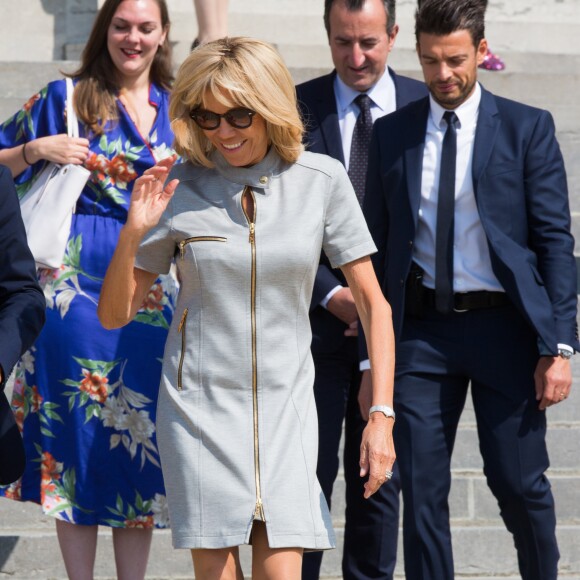 La Premiere Dame, Brigitte Macron lors de la visite des conjoints des chefs d'Etats, au Musée de l'Afrique à Bruxelles en marge du sommet de l'OTAN. Brigitte Macron - accompagnée de son directeur de cabinet Pierre-Olivier Costa et son chef de cabinet Tristan Bromet - et les épouses assistent à un concert. Séduite par les chanteurs, Brigitte Macron demande de les inviter à l'Elysée! Brigitte Macron s'est même prêtée à une photo souvenir avec la presse. Belgique, Bruxelles, 12 juillet 2018.