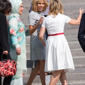 La Premiere Dame, Brigitte Macron lors de la visite des conjoints des chefs d'Etats, au Musée de l'Afrique à Bruxelles en marge du sommet de l'OTAN. Brigitte Macron et les épouses assistent à un concert. Séduite par les chanteurs, Brigitte Macron demande de les inviter à l'Elysée! Brigitte Macron s'est même prêtée à une photo souvenir avec la presse. Belgique, Bruxelles, 12 juillet 2018.