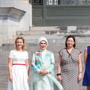 Mojca Stropnik, la femme du premier ministre Slovène, Emine Gulbaran Erdogan, La compagne de Stoltenberg Ingrid Schulerud, la compagne de Charles Michel Amelie Derbaudrenghien, la première dame Brigitte Macron, la femme du premier ministre Suédois Ulla Lofven et la femme du premier ministre Estonien Karin Ratas, enceinte - La Premiere Dame, Brigitte Macron lors de la visite des conjoints des chefs d'Etats, au Musée de l'Afrique à Bruxelles en marge du sommet de l'OTAN. Brigitte Macron et les épouses assistent à un concert. Séduite par les chanteurs, Brigitte Macron demande de les inviter à l'Elysée! Brigitte Macron s'est même prêtée à une photo souvenir avec la presse. Belgique, Bruxelles, 12 juillet 2018.