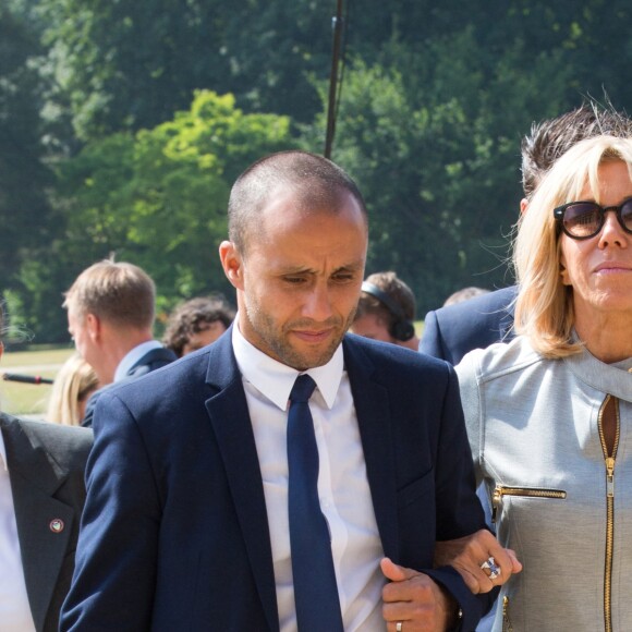 La Premiere Dame, Brigitte Macron lors de la visite des conjoints des chefs d'Etats, au Musée de l'Afrique à Bruxelles en marge du sommet de l'OTAN. Brigitte Macron et les épouses assistent à un concert. Séduite par les chanteurs, Brigitte Macron demande de les inviter à l'Elysée! Brigitte Macron s'est même prêtée à une photo souvenir avec la presse. Belgique, Bruxelles, 12 juillet 2018.