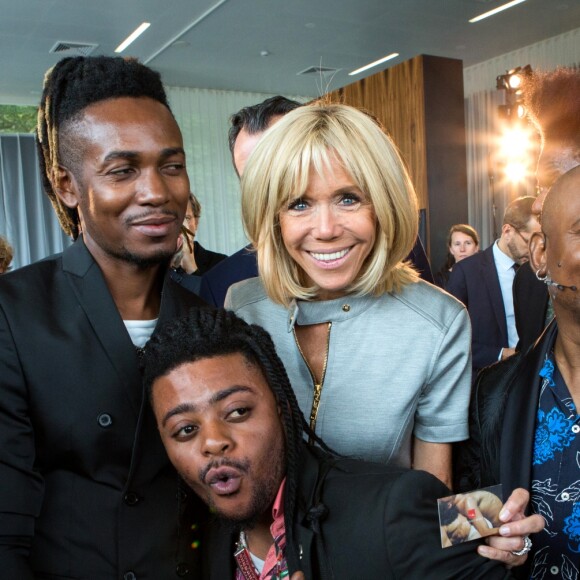 La Premiere Dame, Brigitte Macron lors de la visite des conjoints des chefs d'Etats, au Musée de l'Afrique à Bruxelles en marge du sommet de l'OTAN. Brigitte Macron et les épouses assistent à un concert. Séduite par les chanteurs, Brigitte Macron demande de les inviter à l'Elysée! Brigitte Macron s'est même prêtée à une photo souvenir avec la presse. Belgique, Bruxelles, 12 juillet 2018.