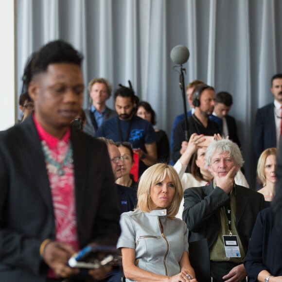 La Premiere Dame, Brigitte Macron lors de la visite des conjoints des chefs d'Etats, au Musée de l'Afrique à Bruxelles en marge du sommet de l'OTAN. Brigitte Macron et les épouses assistent à un concert. Séduite par les chanteurs, Brigitte Macron demande de les inviter à l'Elysée! Brigitte Macron s'est même prêtée à une photo souvenir avec la presse. Belgique, Bruxelles, 12 juillet 2018.