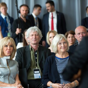 Brigitte Macron et la femme du premier ministre SuédoisUlla Lofven - La Premiere Dame, Brigitte Macron lors de la visite des conjoints des chefs d'Etats, au Musée de l'Afrique à Bruxelles en marge du sommet de l'OTAN. Brigitte Macron et les épouses assistent à un concert. Séduite par les chanteurs, Brigitte Macron demande de les inviter à l'Elysée! Brigitte Macron s'est même prêtée à une photo souvenir avec la presse. Belgique, Bruxelles, 12 juillet 2018.