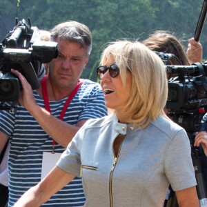 La Premiere Dame, Brigitte Macron lors de la visite des conjoints des chefs d'Etats, au Musée de l'Afrique à Bruxelles en marge du sommet de l'OTAN. Brigitte Macron et les épouses assistent à un concert. Séduite par les chanteurs, Brigitte Macron demande de les inviter à l'Elysée! Brigitte Macron s'est même prêtée à une photo souvenir avec la presse. Belgique, Bruxelles, 12 juillet 2018.