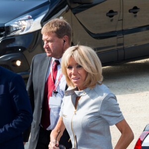 La Premiere Dame, Brigitte Macron lors de la visite des conjoints des chefs d'Etats, au Musée de l'Afrique à Bruxelles en marge du sommet de l'OTAN. Brigitte Macron et les épouses assistent à un concert. Séduite par les chanteurs, Brigitte Macron demande de les inviter à l'Elysée! Brigitte Macron s'est même prêtée à une photo souvenir avec la presse. Belgique, Bruxelles, 12 juillet 2018.