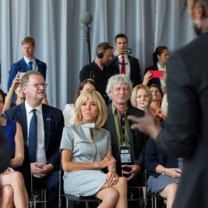 La Premiere Dame, Brigitte Macron lors de la visite des conjoints des chefs d'Etats, au Musée de l'Afrique à Bruxelles en marge du sommet de l'OTAN. Brigitte Macron et les épouses assistent à un concert. Séduite par les chanteurs, Brigitte Macron demande de les inviter à l'Elysée! Brigitte Macron s'est même prêtée à une photo souvenir avec la presse. Belgique, Bruxelles, 12 juillet 2018.