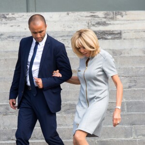 La Premiere Dame, Brigitte Macron lors de la visite des conjoints des chefs d'Etats, au Musée de l'Afrique à Bruxelles en marge du sommet de l'OTAN. Brigitte Macron et les épouses assistent à un concert. Séduite par les chanteurs, Brigitte Macron demande de les inviter à l'Elysée! Brigitte Macron s'est même prêtée à une photo souvenir avec la presse. Belgique, Bruxelles, 12 juillet 2018.