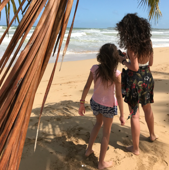 Deva et Léonie, les filles de Vincent Cassel et Monica Bellucci, en février 2018.