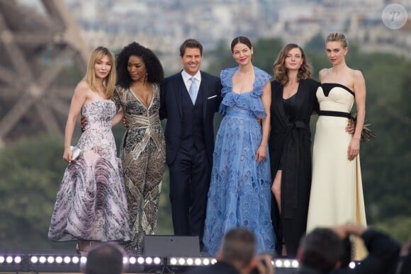 Alix Benezech, Angela Bassett, Tom Cruise, Rebecca Ferguson, Michelle Monaghan, Vanessa Kirby à l'avant-première mondiale de "Mission: Impossible Fallout" sur la place du Trocadéro à Paris, le 12 juillet 2018.