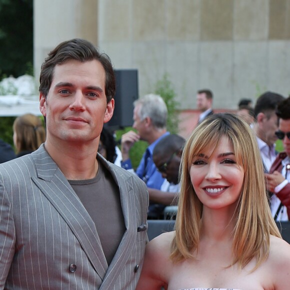 Henry Cavill et Alix Benezech à l'avant-première mondiale de "Mission: Impossible Fallout" sur la place du Trocadéro à Paris, le 12 juillet 2018.