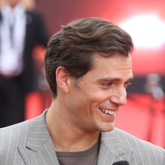 Henry Cavill não será mais Superman: 'Minha vez de usar a capa já