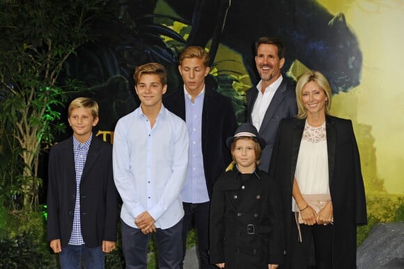 Le prince Pavlos, la princesse Marie-Chantal de Grèce et leurs enfants Constantine, Achilleas, Odysseas et Aristidis lors de la première du film Le livre de la jungle à Londres le 14 avril 2016.