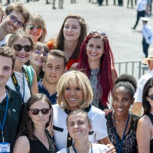 Bain de foule de la première dame Brigitte Macron - Défilé militaire du 14 Juillet sur les Champs-Elysées à Paris © Pierre Perusseau / Bestimage