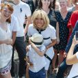 Bain de foule de la première dame Brigitte Macron - Défilé militaire du 14 Juillet sur les Champs-Elysées à Paris © Pierre Perusseau / Bestimage